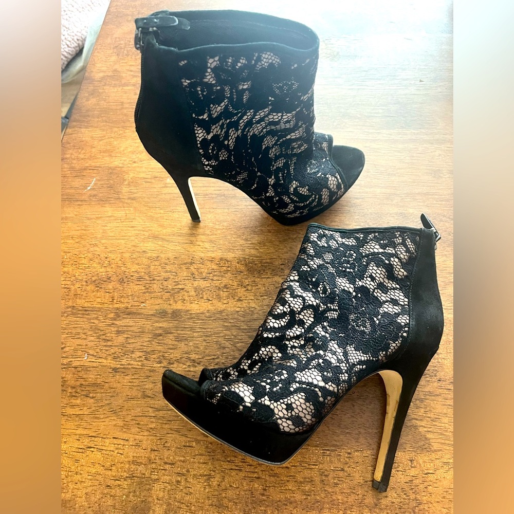 Via Spiga lace Evanna Bootie suede boots size 7
